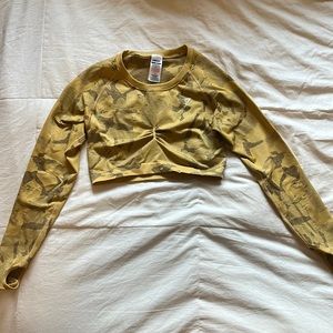 Gymshark ADAPT CAMO SEAMLESS LONG SLEEVE CROP TOP
In the color Yellow size L